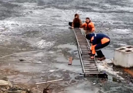 По тонкому льду: в Мончегорске сотрудники МЧС спасли школьника на озере