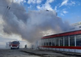 Мончегорские пожарные тушили торговый центр, автомобиль и мусор