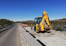 В Печенгском округе ремонтируют путепровод через железную дорогу