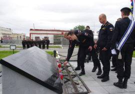 В поселке Спутник почтили память морпехов, погибших на Северном Кавказе