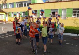 В Заполярном волонтеры подарили малышам российский триколор