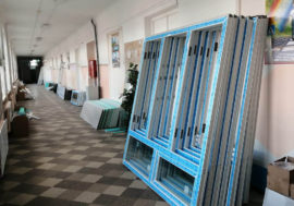 Подготовка к учебному году: в школе №9 в Заполярном монтируют новые окна