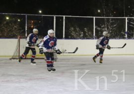 В новогоднем хоккейном турнире победила команда Спутника
