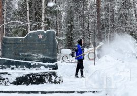 На воинском захоронении Мончегорска молодежь убирала снег