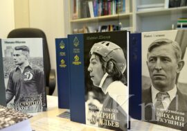Волонтеры «Комбината добра» дарят книги о спорте