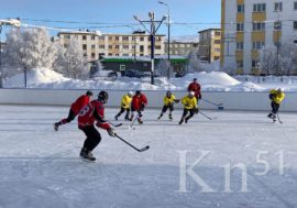Хоккеисты Никеля встретили День защитника Отечества на льду