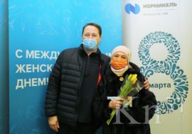 Шоколад и тюльпаны: поздравления принимают женщины Кольской ГМК