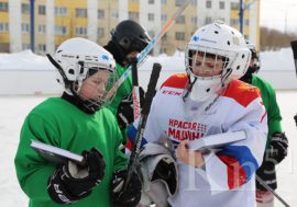 «Комбинат добра»: юным хоккеистам Никеля подарили книги