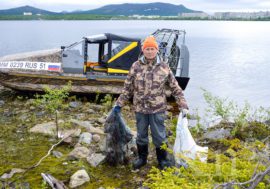 Более 30 мешков мусора собрали волонтеры на берегах озера Лумболка
