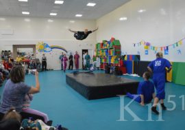 Воспитанники дома-интерната в Мончегорске попробовали себя в роли артистов цирка