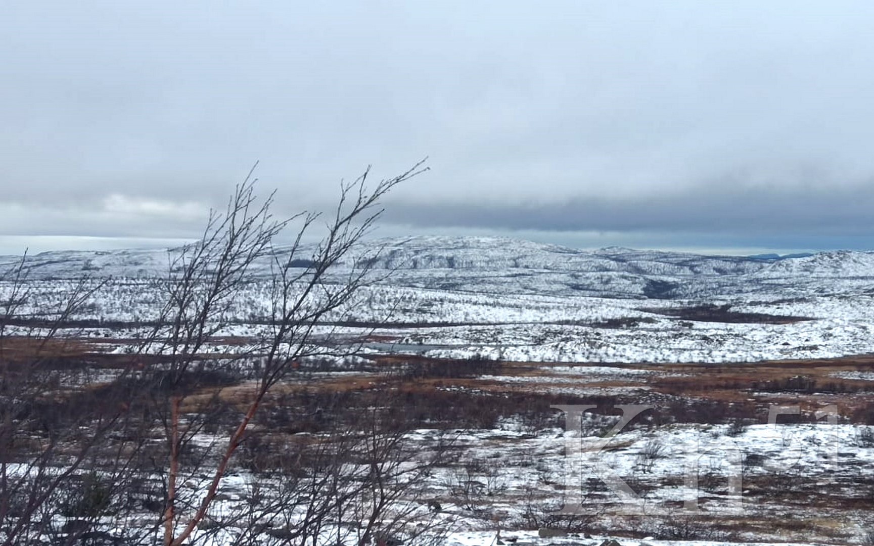 Сегодня плотный. Дамба в Заполярном Мурманской области. Печенгской губе лед. Когда в Мурманске выпадает первый снег. В Магадане выпал снег.