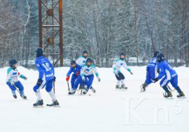 Юные хоккеисты Мончегорска сыграли на большом льду