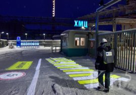 На пешеходных маршрутах в КГМК применяют световую демаркацию