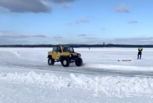 Горячий лед Лумболки: в Мончегорске провели ледовые автогонки