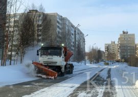 В Мончегорске коммунальщики борются со снегом
