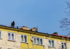 В Заполярном ремонтируют крыши домов