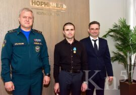 Спасателей Кольской ГМК наградили ведомственными медалями