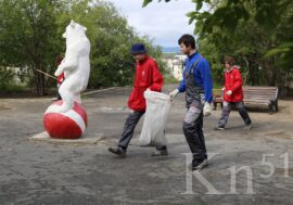 За чистоту в поселке Никель взялся трудовой отряд школьников КГМК