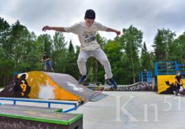 Весело и экстремально: скейтеры и самокатеры соревновались в Мончегорске