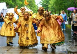 Дождь искусству не помеха: в Мончегорске стартовал фестиваль «Табуретка»