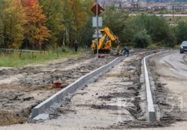 Тротуар для пешеходов строят в Заполярном вдоль дороги к промплощадке КГМК