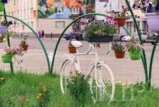 На центральной площади в Заполярном обосновался необычный велосипед