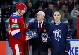 Хоккеист юниорской сборной Норильска вручил приз лучшему игроку кубка Первого канала