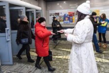 Дед Мороз и Снегурочка встречали сотрудников Кольской ГМК на проходной