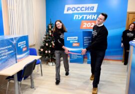 Первую партию подписей в поддержку Владимира Путина отправили из Мурманской области в Москву