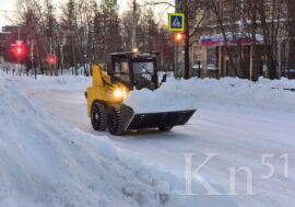 Коммунальщики очищают Мончегорск от снега
