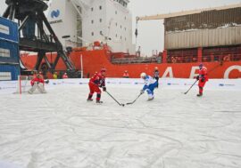 В Мурманске играли в хоккей на причале