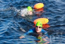 Полярный заплыв в самом большом озере Кольского полуострова собирает участников