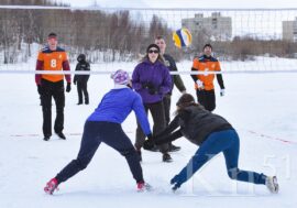 В Мончегорске играли в пляжный волейбол и мини-футбол на снегу