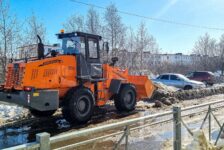 В Печенгском округе продолжается уборка улиц после зимы