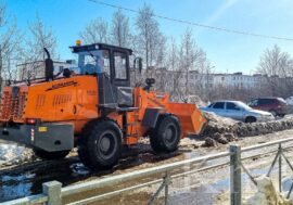 В Печенгском округе продолжается уборка улиц после зимы