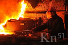 На Надеждинском металлургическом заводе монтируют новую печь
