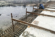 Продолжается реконструкция моста через реку Большая Печенга